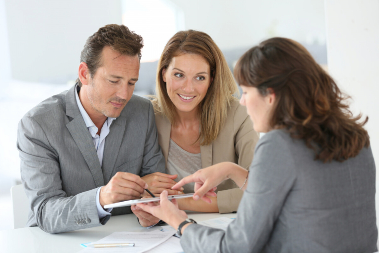 financial advisor 1200x800 1 768x512